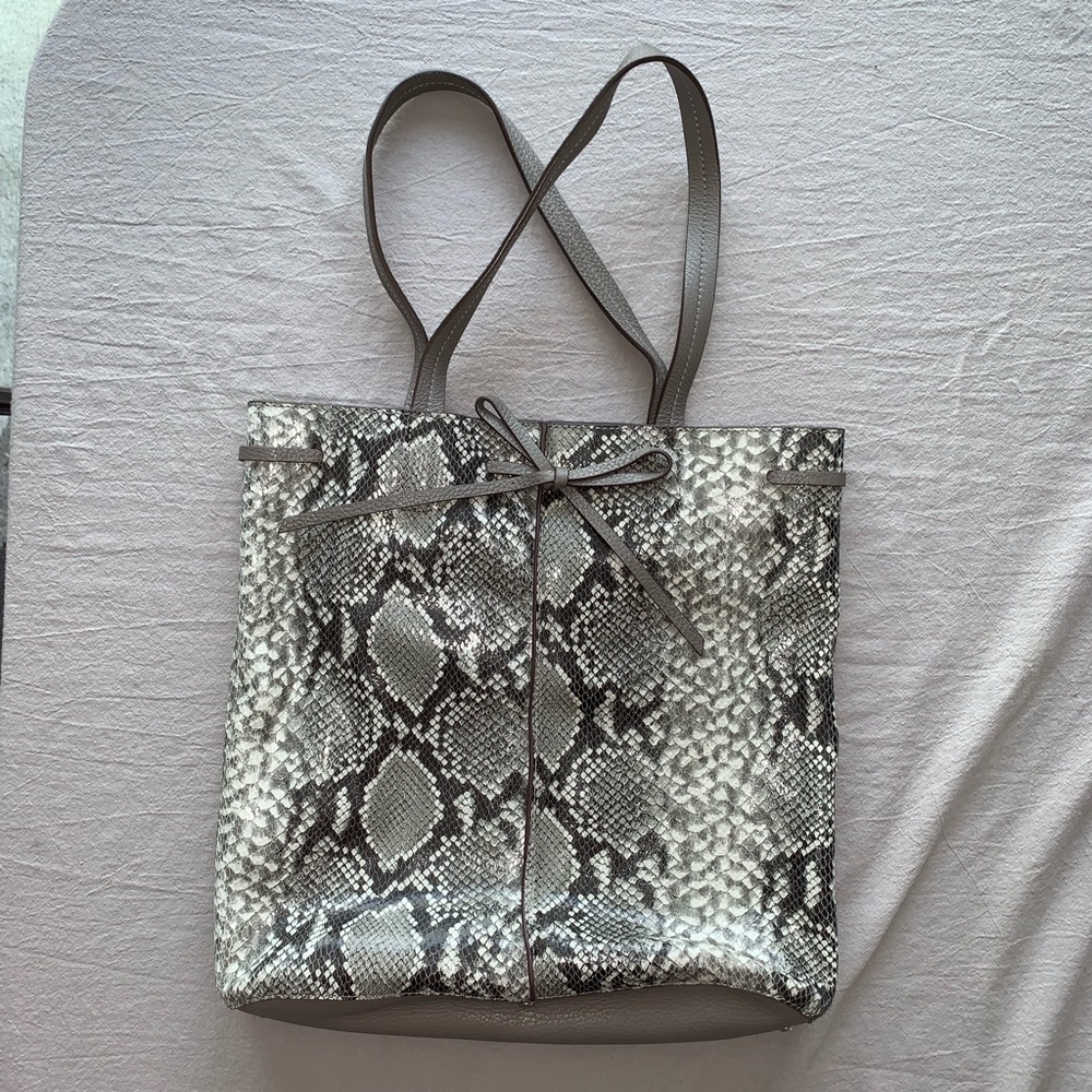 Banana Republic phone charging tote